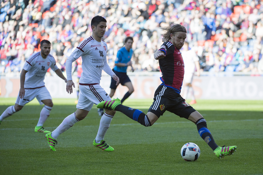 Der Basler Michael Lang erzielt den Ausgleich zum 1-1 im Fussball Meisterschaftsspiel der Super League zwischen dem FC Basel 1893 und dem FC Vaduz, im Stadion St. Jakob-Park in Basel, am Sonntag, 21. Februar 2016. (KEYSTONE/Georgios Kefalas)