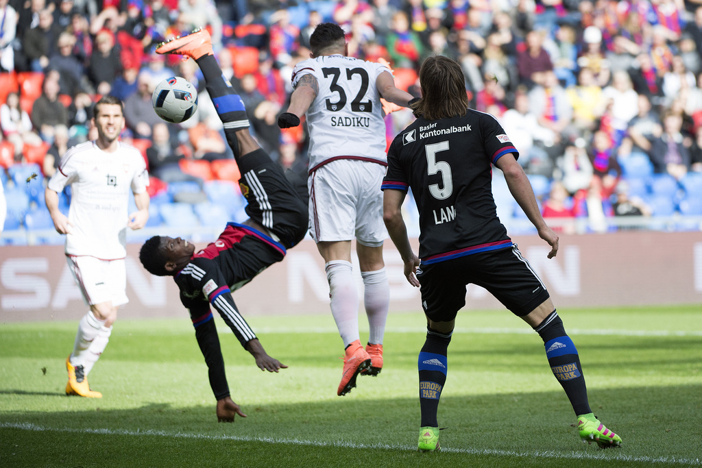 Der Basler Breel Embolo, zweiter von links, scheitert mit seinem Fallrueckzieher im Fussball Meisterschaftsspiel der Super League zwischen dem FC Basel 1893 und dem FC Vaduz, im Stadion St. Jakob-Park in Basel, am Sonntag, 21. Februar 2016. (KEYSTONE/Georgios Kefalas)