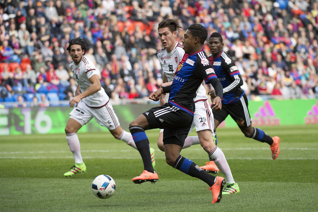 Der Basler Jean-Paul Boetius, vorne, verpasst mit seinem Schuss das Tor im Fussball Meisterschaftsspiel der Super League zwischen dem FC Basel 1893 und dem FC Vaduz, im Stadion St. Jakob-Park in Basel, am Sonntag, 21. Februar 2016. (KEYSTONE/Georgios Kefalas)