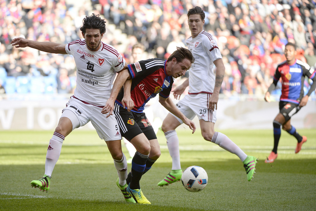 Der Vaduzer Levent Guelen, links, im Kampf um den Ball gegen den Basler Luca Zuffi, rechts, im Fussball Meisterschaftsspiel der Super League zwischen dem FC Basel 1893 und dem FC Vaduz, im Stadion St. Jakob-Park in Basel, am Sonntag, 21. Februar 2016. (KEYSTONE/Georgios Kefalas)