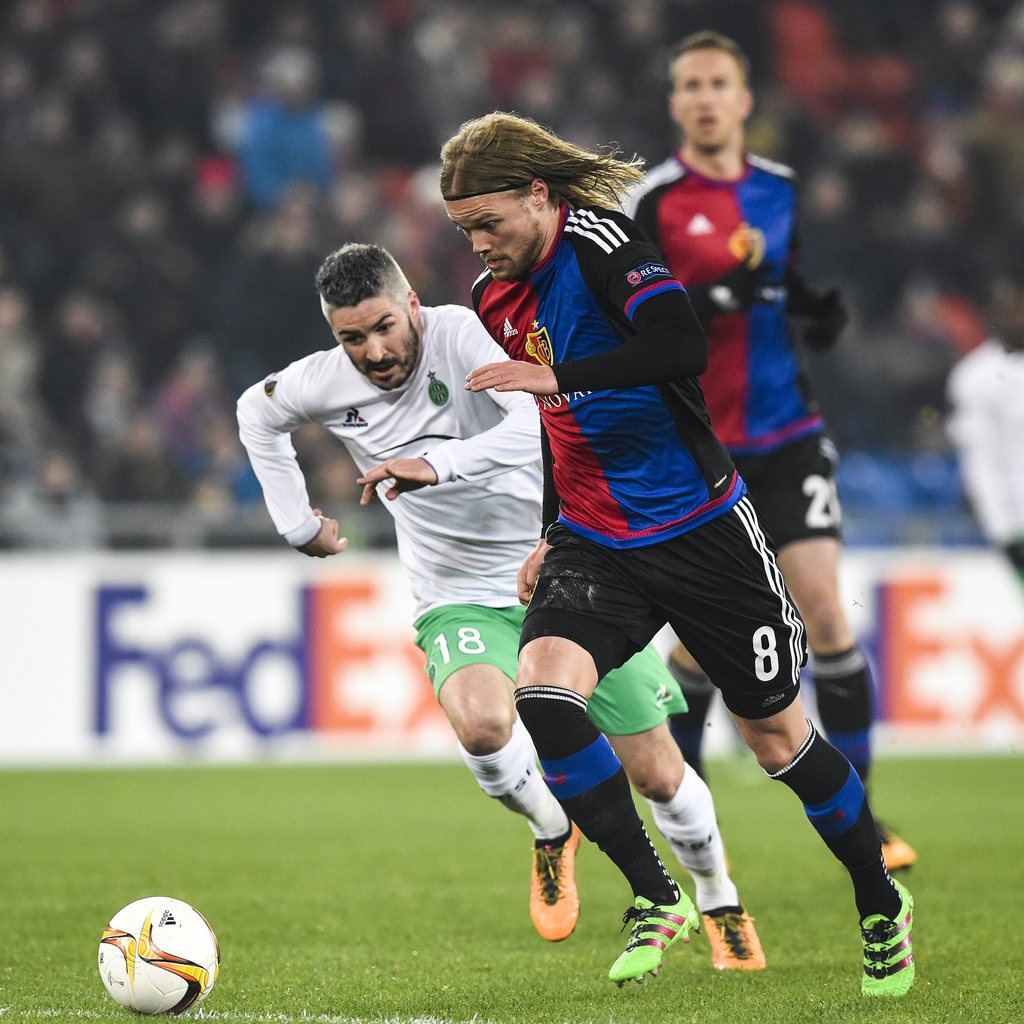 epa05180908 Basel's Birkir Bjarnason, right, fights for the ball against Saint-Etienne's Fabien Lemoine, during the UEFA Europa League Round of 32 second leg soccer match between FC Basel 1893 and AS Saint-Etienne at the St. Jakob-Park stadium in Basel, Switzerland, 25 February 2016. EPA/GIAN EHRENZELLER