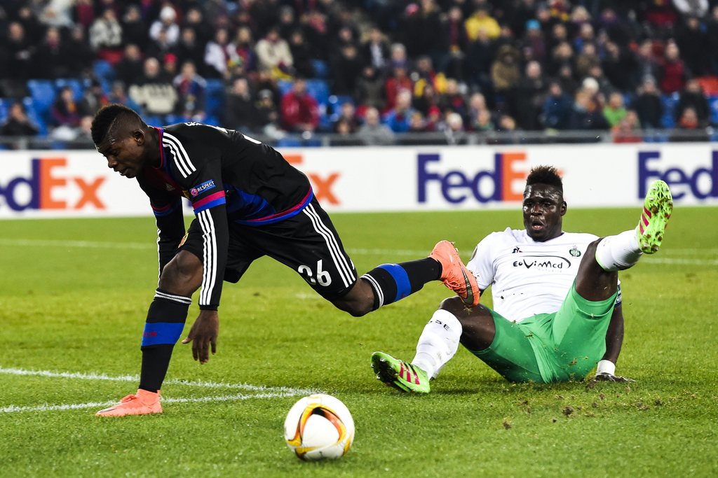 epa05180907 Basel's Breel Embolo, left, fights for the ball against Saint-Etienne's Moustapha Sall, during the UEFA Europa League Round of 32 second leg soccer match between FC Basel 1893 and AS Saint-Etienne at the St. Jakob-Park stadium in Basel, Switzerland, 25 February 2016. EPA/GIAN EHRENZELLER