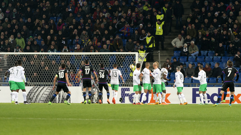 Basel's Luca Zuffi, right, score during the UEFA Europa League Round of 32 second leg soccer match between Switzerland's FC Basel 1893 and France�s AS Saint-Etienne at the St. Jakob-Park stadium in Basel, Switzerland, on Thursday, February 25, 2016. (KEYSTONE/Georgios Kefalas)