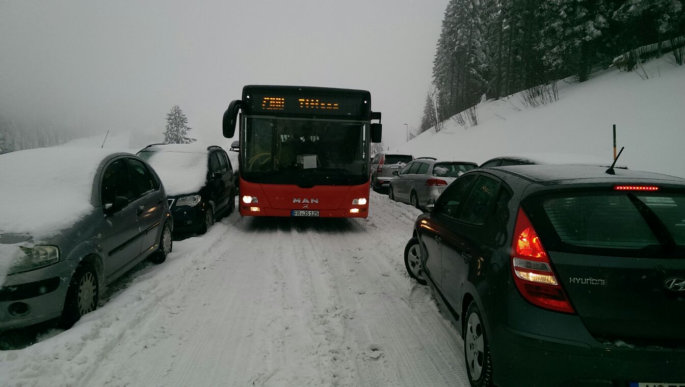 Kein Durchkommen für die Busfahrer: Die Strassen links und rechts sind von Autos blockiert.