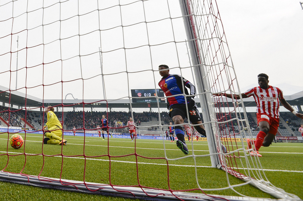 Thuns Ridge Munsy, rechts, trifft gegen Basels Manuel Akanji, Mitte, und Goalie Germano Vailati zum 1:0 im Fussball Meisterschaftsspiel der Super League zwischen dem FC Thun und dem FC Basel, am Sonntag, 28. Februar 2016, in der Stockhorn Arena in Thun. (KEYSTONE/Peter Schneider)