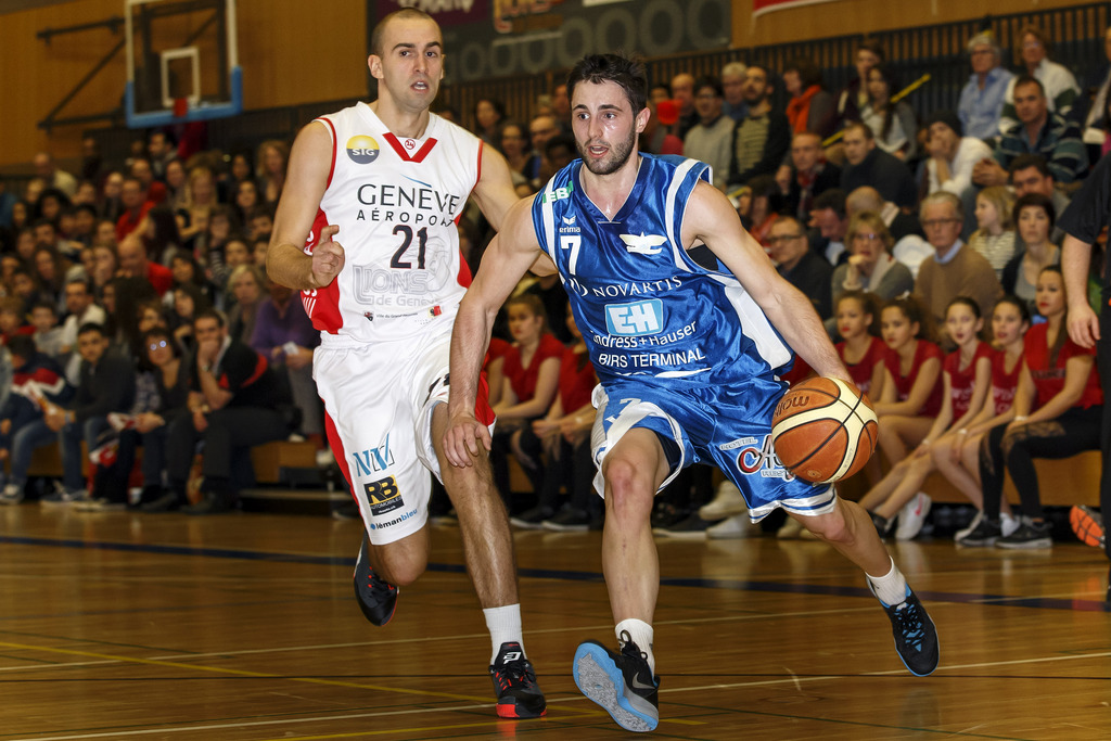 Le joueur du Starwings Joel Fuchs, droite, affronte le joueur des Lions de Geneve Dusan Mladjan, gauche, lors du match de LNA du championnat suisse de basketball entre Les Lions de Geneve et le Starwings Basket Regio Basel, ce samedi 21 fevrier 2015 a la salle du Pommier a Geneve. (KEYSTONE/Salvatore Di Nolfi)