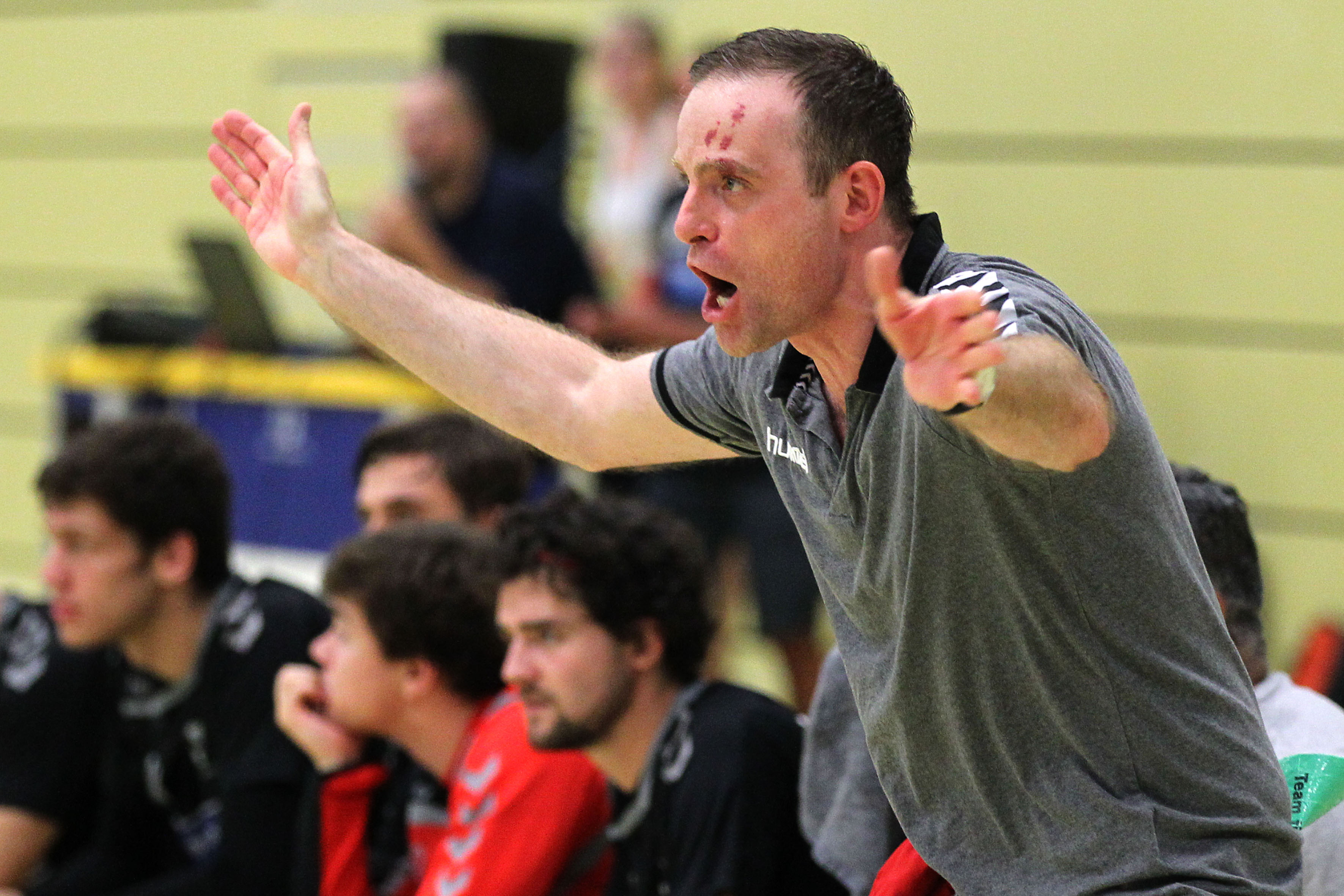 RTV-Trainer Silvio Wernle dirigiert seine Equipe.
