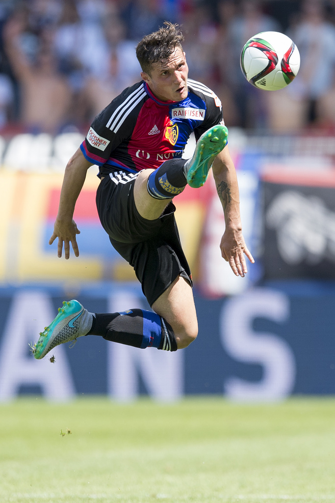 Der Basler Taulant Xhaka in Aktion im Fussball Meisterschaftsspiel der Super League zwischen dem FC Basel und dem FC Vaduz im Stadion St. Jakob-Park in Basel, am Sonntag, 19. Juli 2015. (KEYSTONE/Georgios Kefalas)
