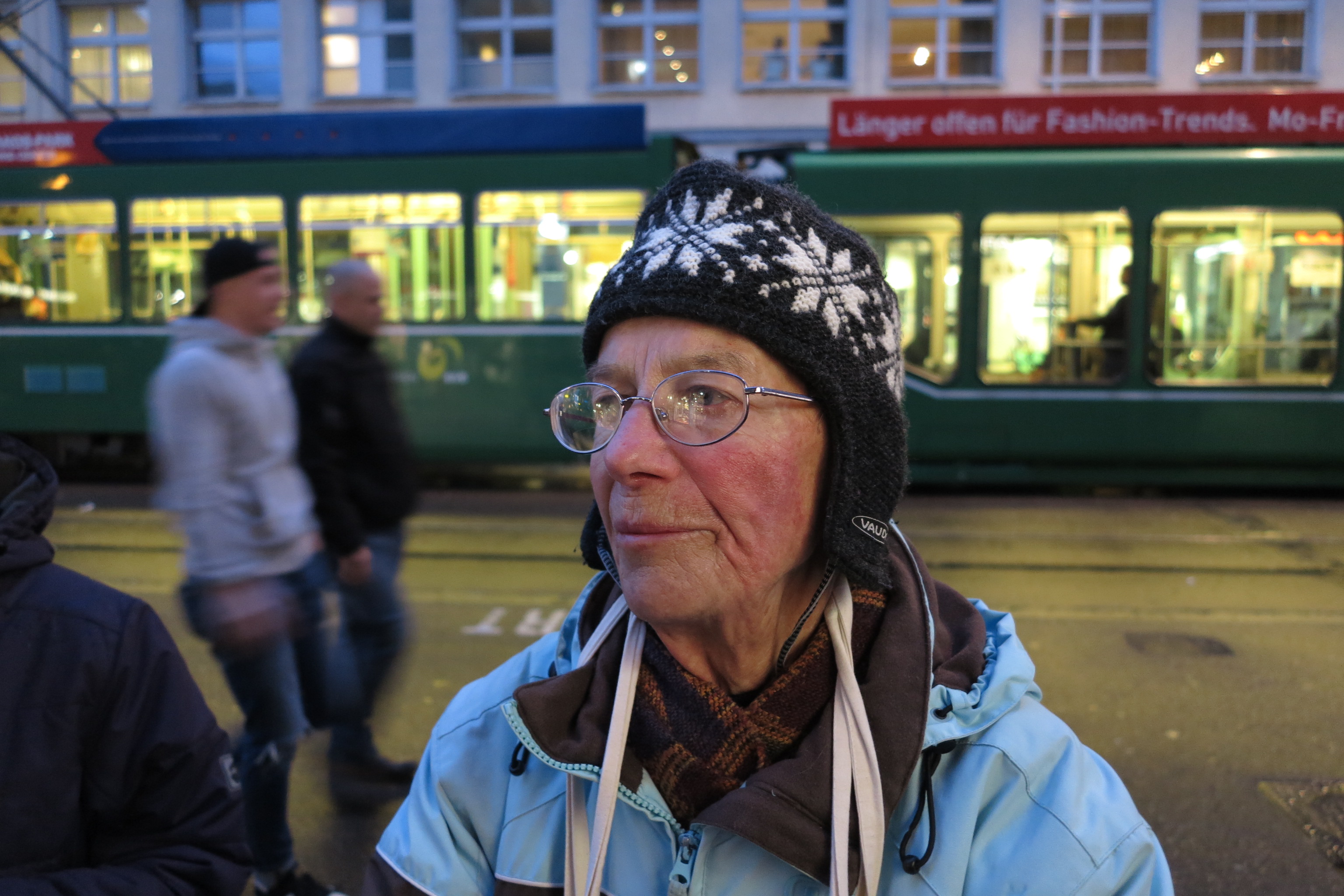 Diese Frau, die vorne im Demonstratonszug mitlief, wurde von einem Gummigeschoss im Gesicht getroffen.