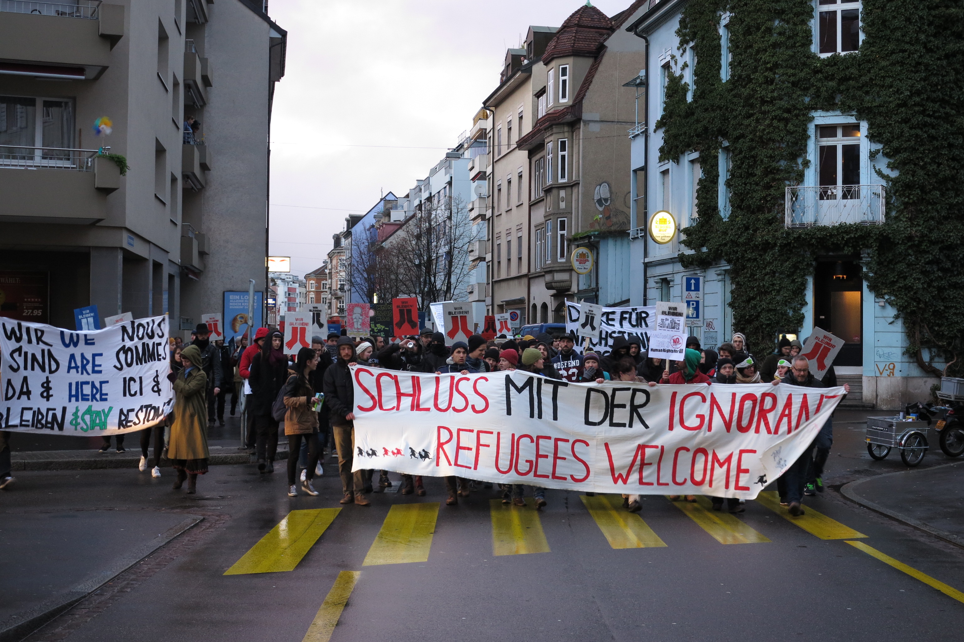 Die Demonstranten marschieren in Richtung Claraplatz. Bis zu diesem Zeitpunkt blieb der Protest friedlich.