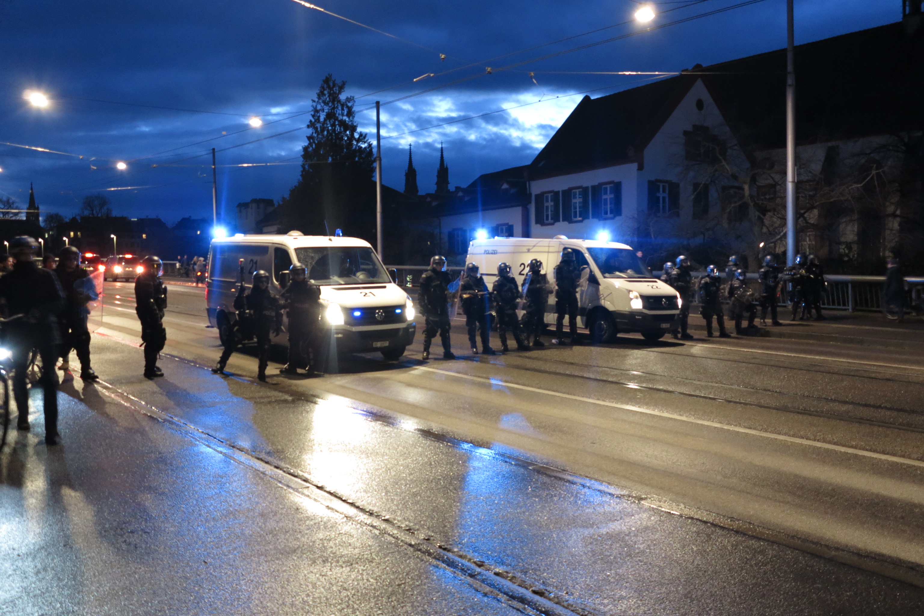 Ein Aufgebot von etwa 20 Polizisten warten auf die Demonstranten an der Wettsteinbrücke.