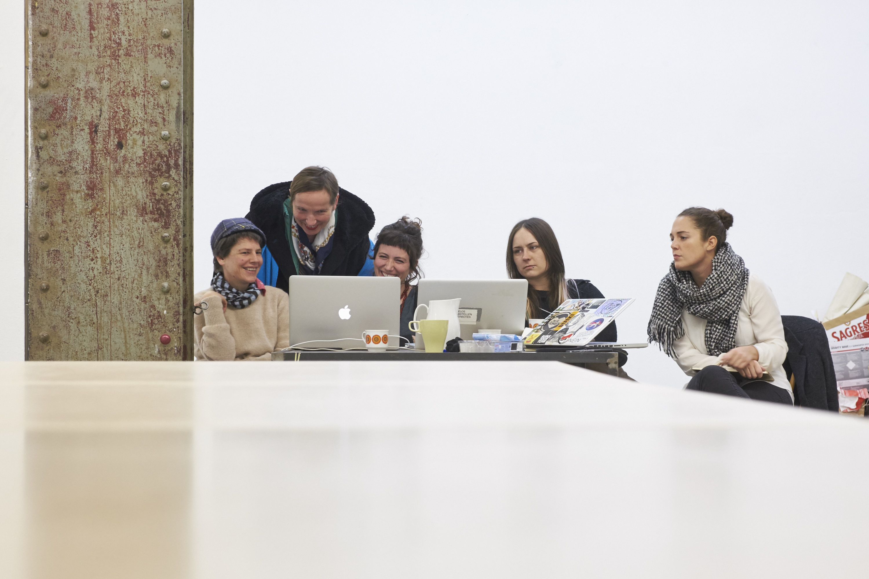 So sieht die Vorbereitung zum Edit-a-thon aus: Die vier Organisatorinnen mit Wikimedia-Schulerin.