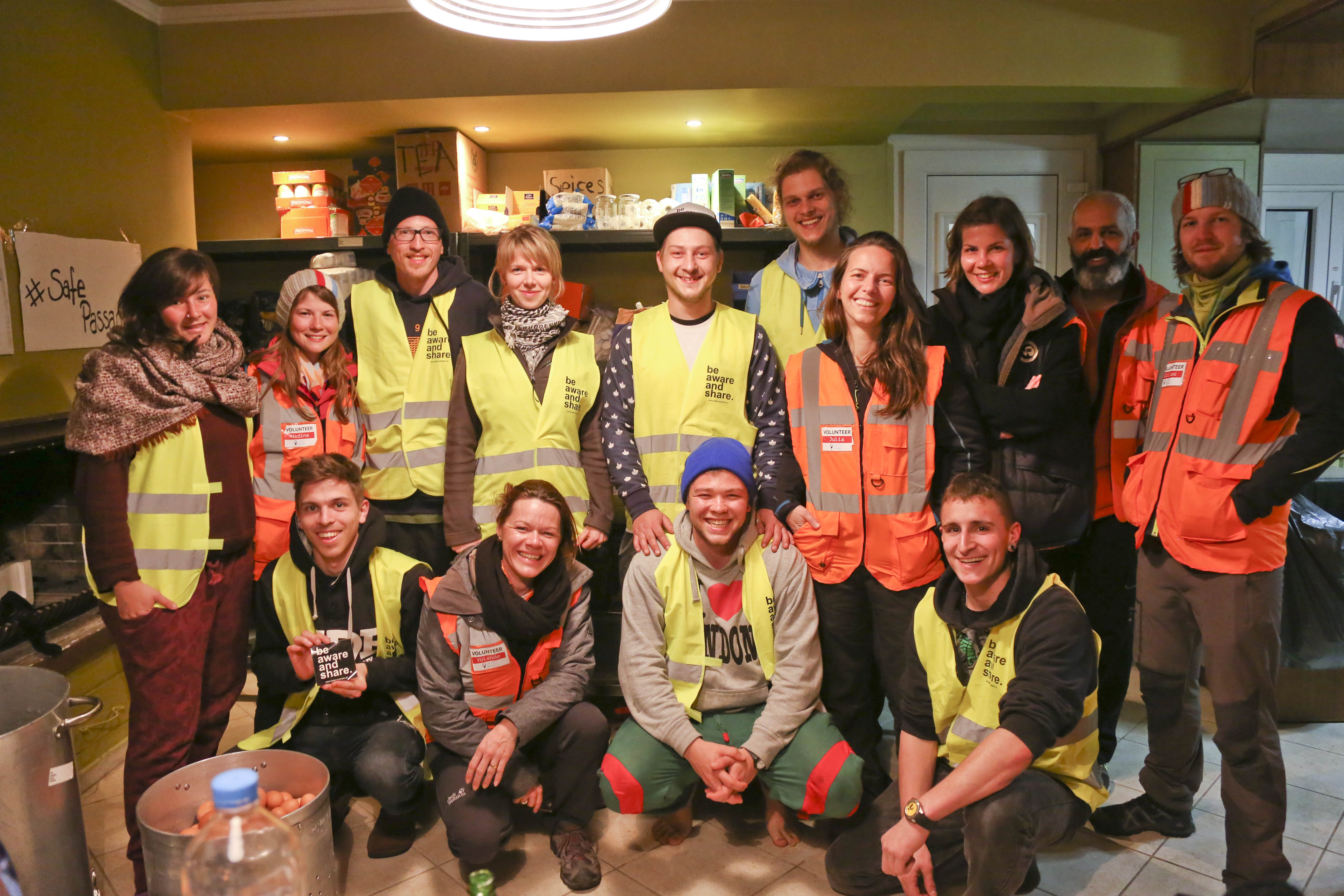 Die Leute von «Be aware and share» und «Catch a Smile» aus Luxemburg, v.l.n.r. Samira, Nadine, Uwe, Samir, Yolande (vorne), Anna, Luca (vorne), Baschi, Jacob, Julia, Severin, Lis, Driss, Gilles.