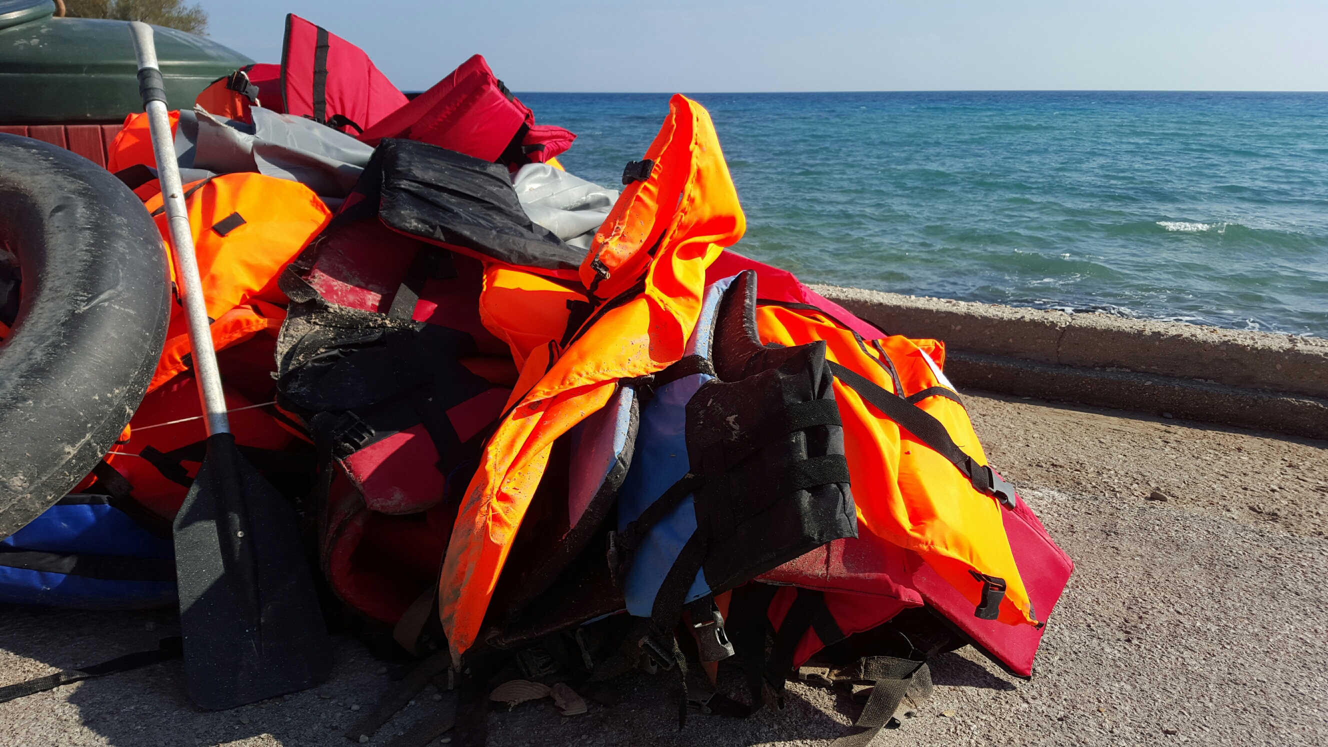 Haufen mit Schwimmwesten, wie man sie überall entlang der Küste findet, hier in Agia Ermioni.