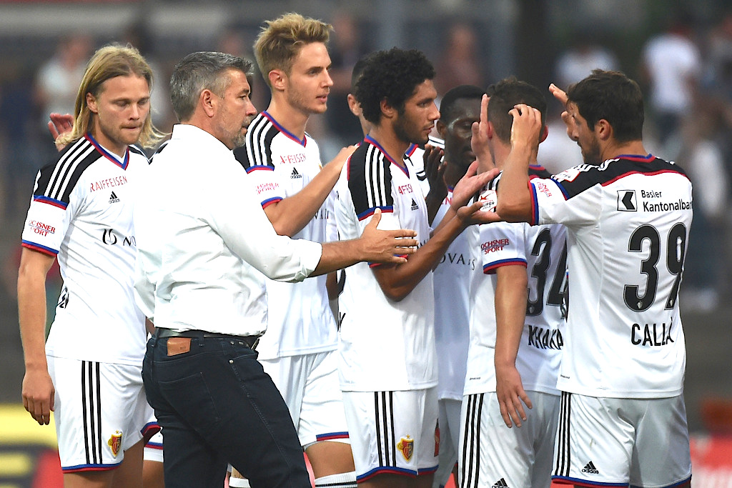 Der Basler Trainer Urs Fischer gratuliert seinen Spielern beim Fussball Meisterschaftsspiel der Super League zwischen dem FC Lugano und dem FC Basel am Samstag, 22. August 2015, im Cornaredo Stadion in Lugano. (KEYSTONE/Ti-Press/)