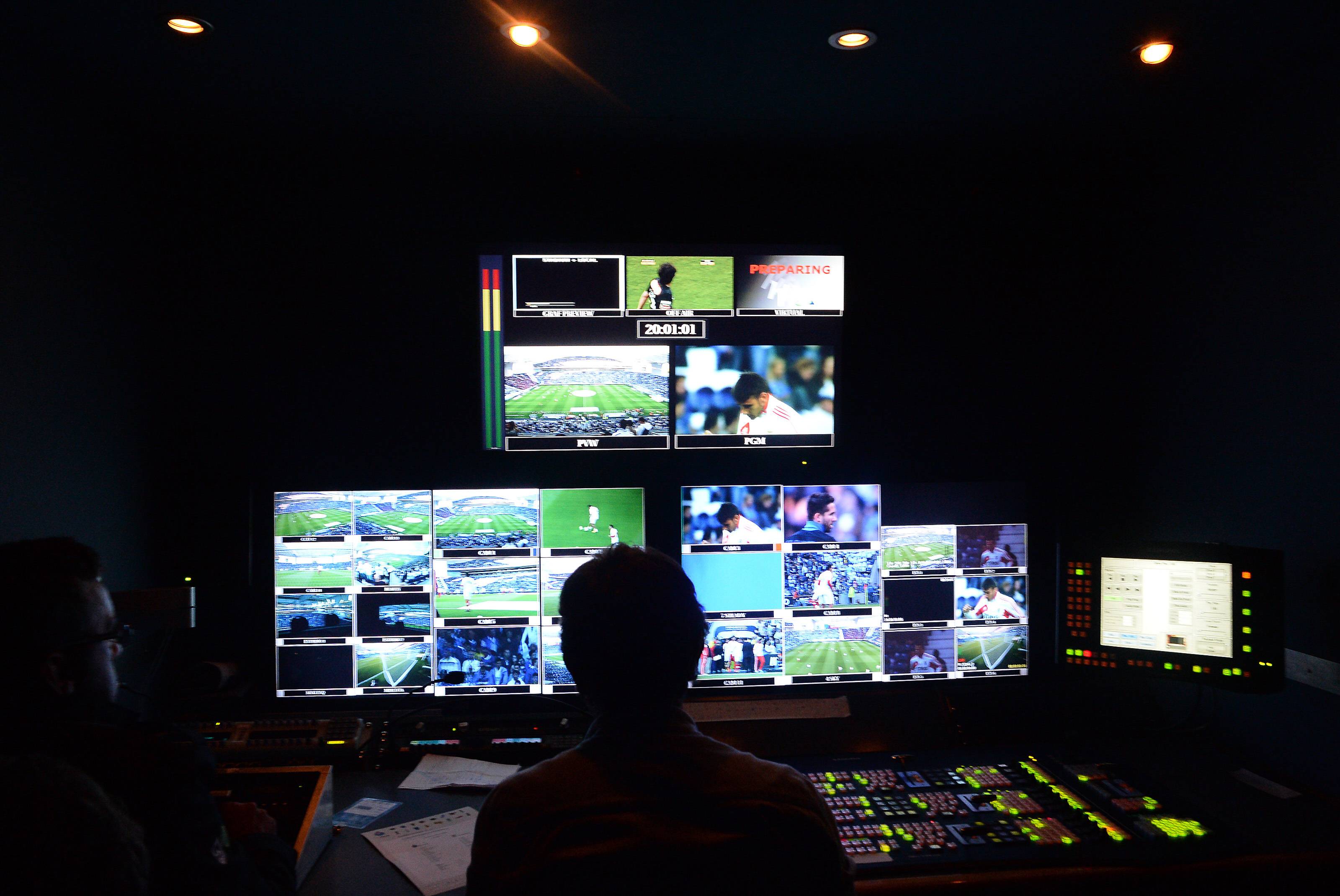 Bildnummer: 13574982 Datum: 11.05.2013 Copyright: imago/GlobalImagens Port, 11/05/2013 - Interview with Tv backstage during the game between FC Porto and Benfica in Sl Dragon Stadium. Pictured: Regions leave taken I League: Tv Reportage with the FC Porto vs Benfica Lissabon PUBLICATIONxINxGERxSUIxAUTxHUNxONLY; Fussball Portugal 2012 Fotostory TV �bertragung xsp x2x 2013 quer o0 Fu�ball�bertragung, Live�bertragung o0 Technik Regie Medien Objekte Fernsehtechnik Bildschirm Monitor Regieraum Medien Image number 13574982 date 11 05 2013 Copyright imago GlobalImagens Port 11 05 2013 Interview with TV Backstage days during The Game between FC Porto and Benfica in Sl Dragon Stage Regions Leave I League TV Reportage with The FC Porto vs Benfica Lisbon PUBLICATIONxINxGERxSUIxAUTxHUNxONLY Football Portugal 2012 Photo Story TV Transmission x2x 2013 horizontal o0 Football transfer Live transmission o0 Technology Director Media Objects Television Screen Monitor Directed space Media