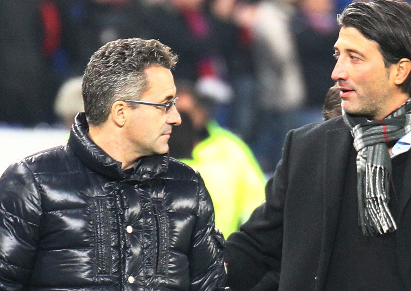 08811.2012 Fussball Herren Europaleague 2012/2012 FC Basel - Videoton FC Bild zeigt Basels Trainer Murat Yakin re. im Gespraech mit Trainer Paulo Sousa (Videoton FC) Aktion Foto (c) Anton J.Geisser