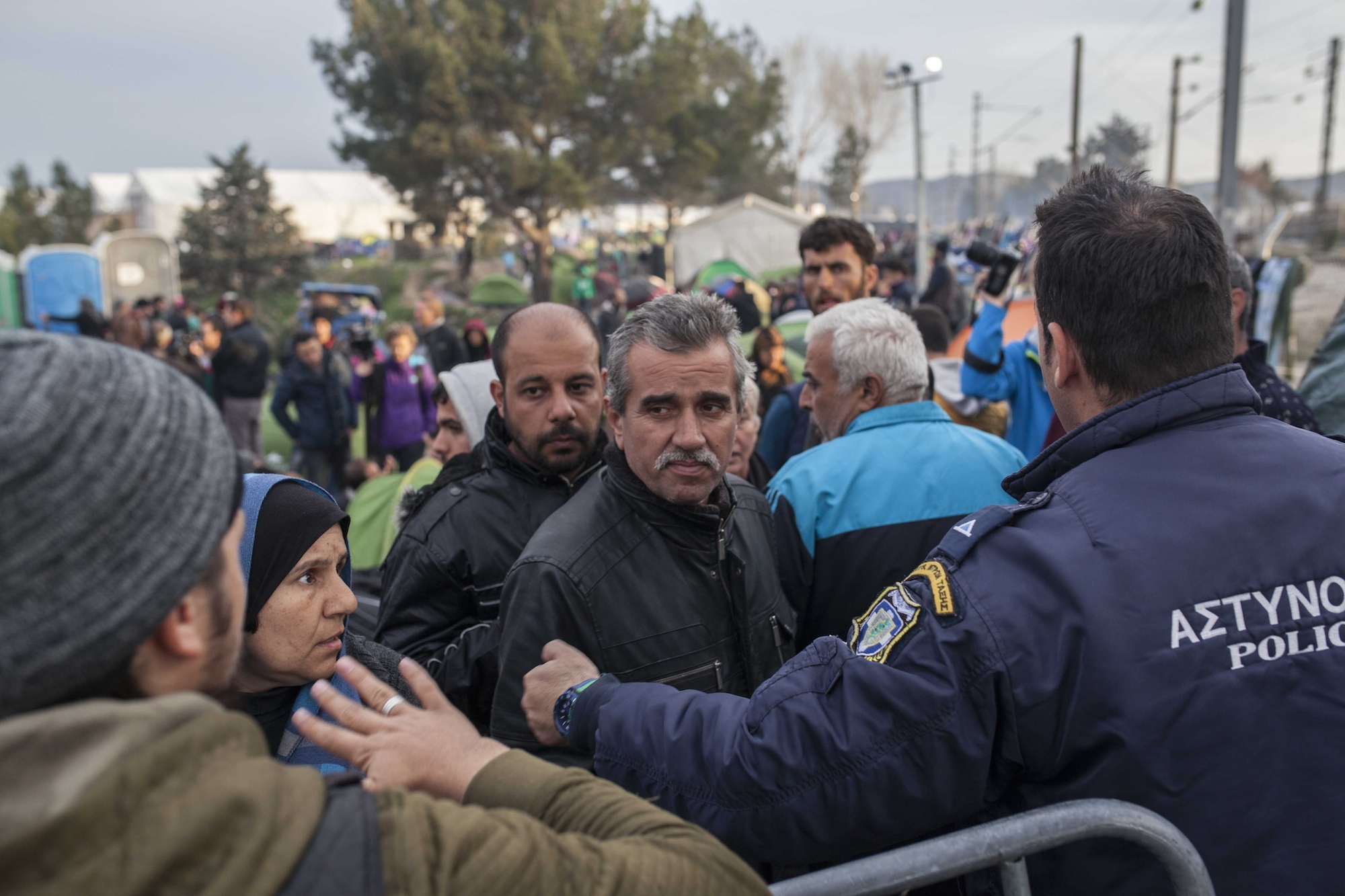 Tausende Flüchtlinge warten an der griechisch-mazedonischen Grenze.