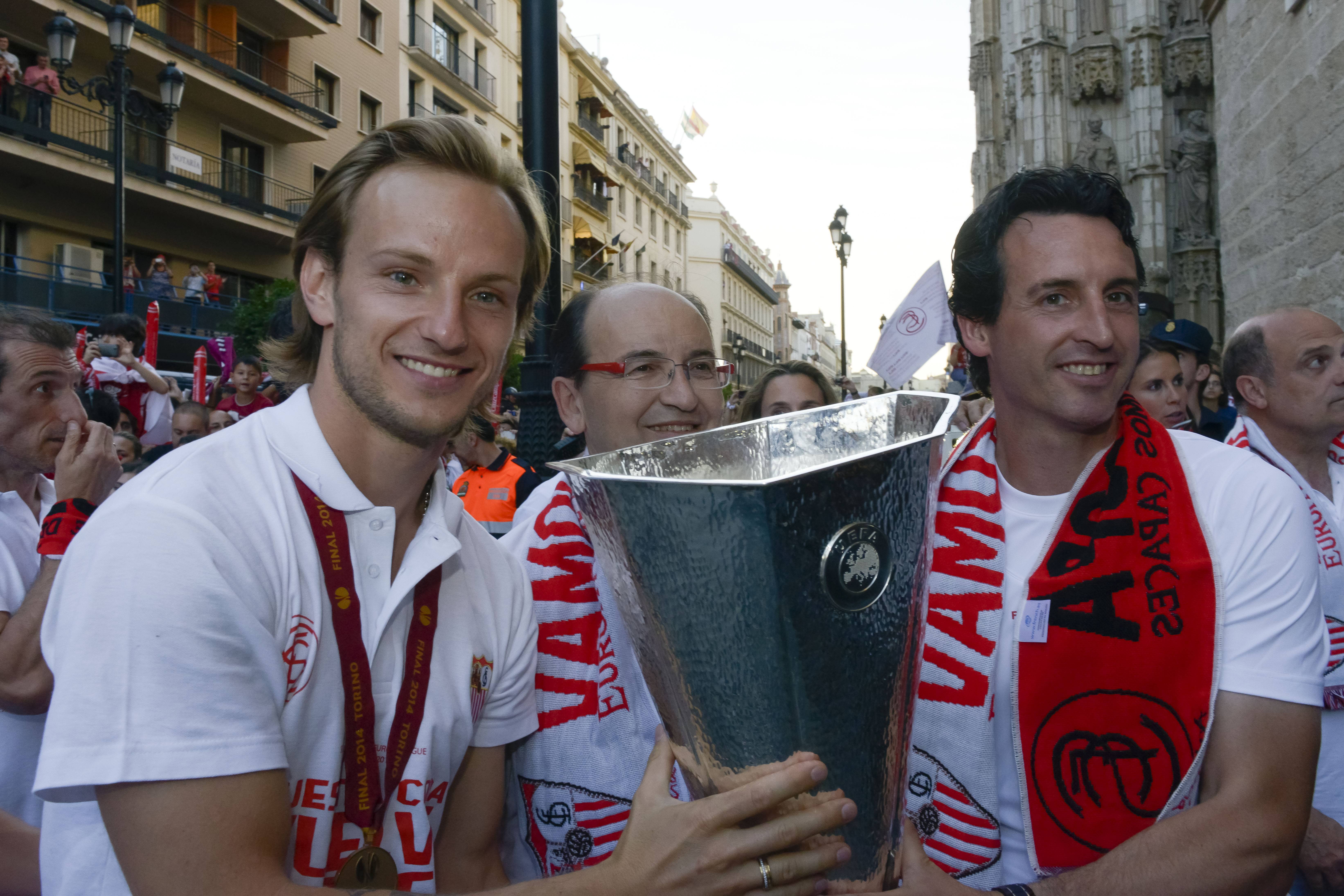 Sevilla, Espana, 15 May 2014: FC Sevilla feiert den Gewinn der UEFA Europa League 2013 2014; Pr�sident Sevilla CF Jose Castro Carmona (C), Ivan Rakitic, Trainer Unai Emery (Foto: Carlos Bouza / Cordon Press) PUBLICATIONxINxGERxSUIxAUTxHUNxONLY 13314 Seville Espana 15 May 2014 FC Seville celebrate the Profit the UEFA Europe League 2013 2014 President Seville CF Jose Castro Carmona C Ivan Rakitic team manager Unai Emery Photo Carlos Bouza Cordon Press PUBLICATIONxINxGERxSUIxAUTxHUNxONLY