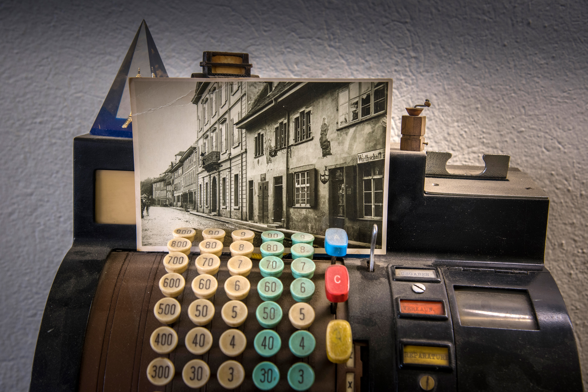 Hier wird noch mit einer alten Registrierkasse abgerechnet. Ein Archivfoto von der St. Johanns-Vorstadt darf auch nicht fehlen.