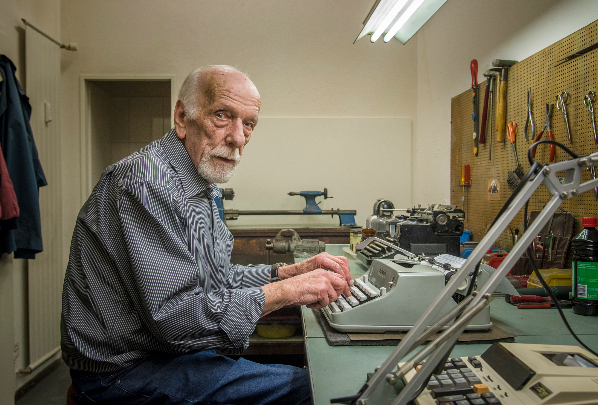 Eine der letzten Kliniken für Schreibmaschinen: Werner Holderegger wartet und repariert in seiner Werkstatt so manche Familienerbstücke, Sammlerobjekte und Arbeitsgeräte von Schriftstellern.
