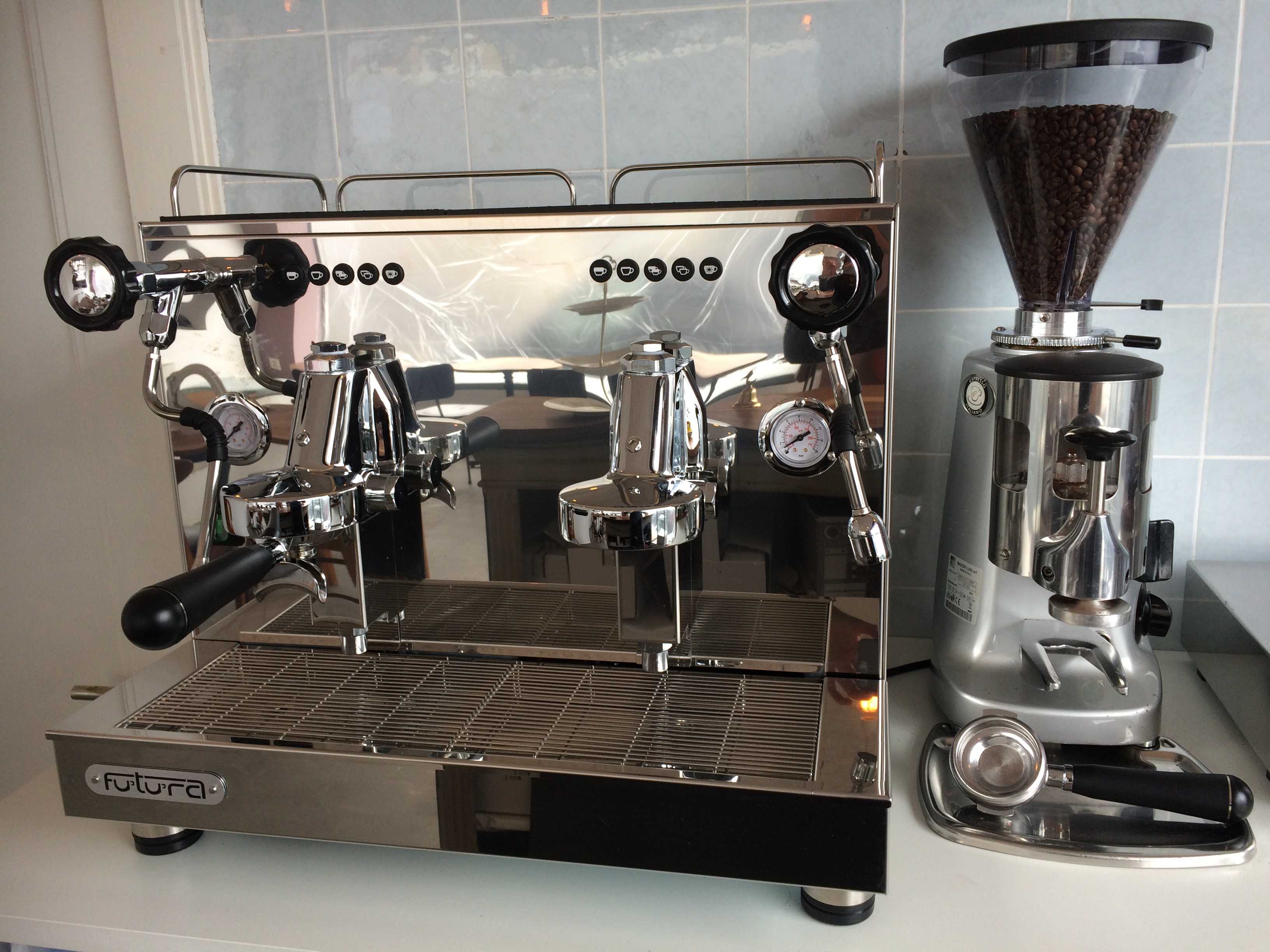 Oh, Baby, oh, Baby. Heisse Kaffeemaschine im Café Smilla.