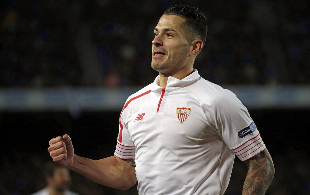 epa05185605 Sevilla FC's player Vitolo celebrates after scoring the opening goal against FC Barcelona during the Spanish Liga Primera Division soccer match played at Camp Nou stadium in Barcelona, Spain, 28 February 2016. EPA/Alberto Estevez
