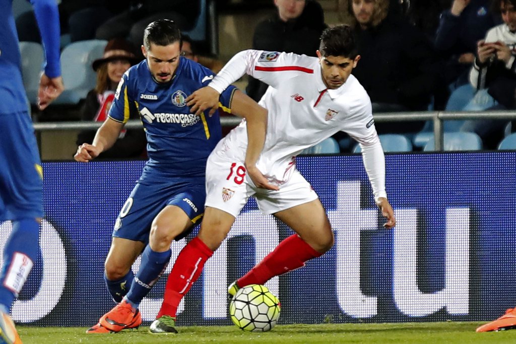 epa05196716 Sevilla FC's Argentinian midfielder Ever Banega (R) fights for the ball with defeneder Pablo Sarabia (L) of Getafe CF during their Primera Division soccer match played at Coliseo Alfonso Perez stadium in Getafe, Madrid, Spain on 05 March 2016. EPA/JAVIER LIZON