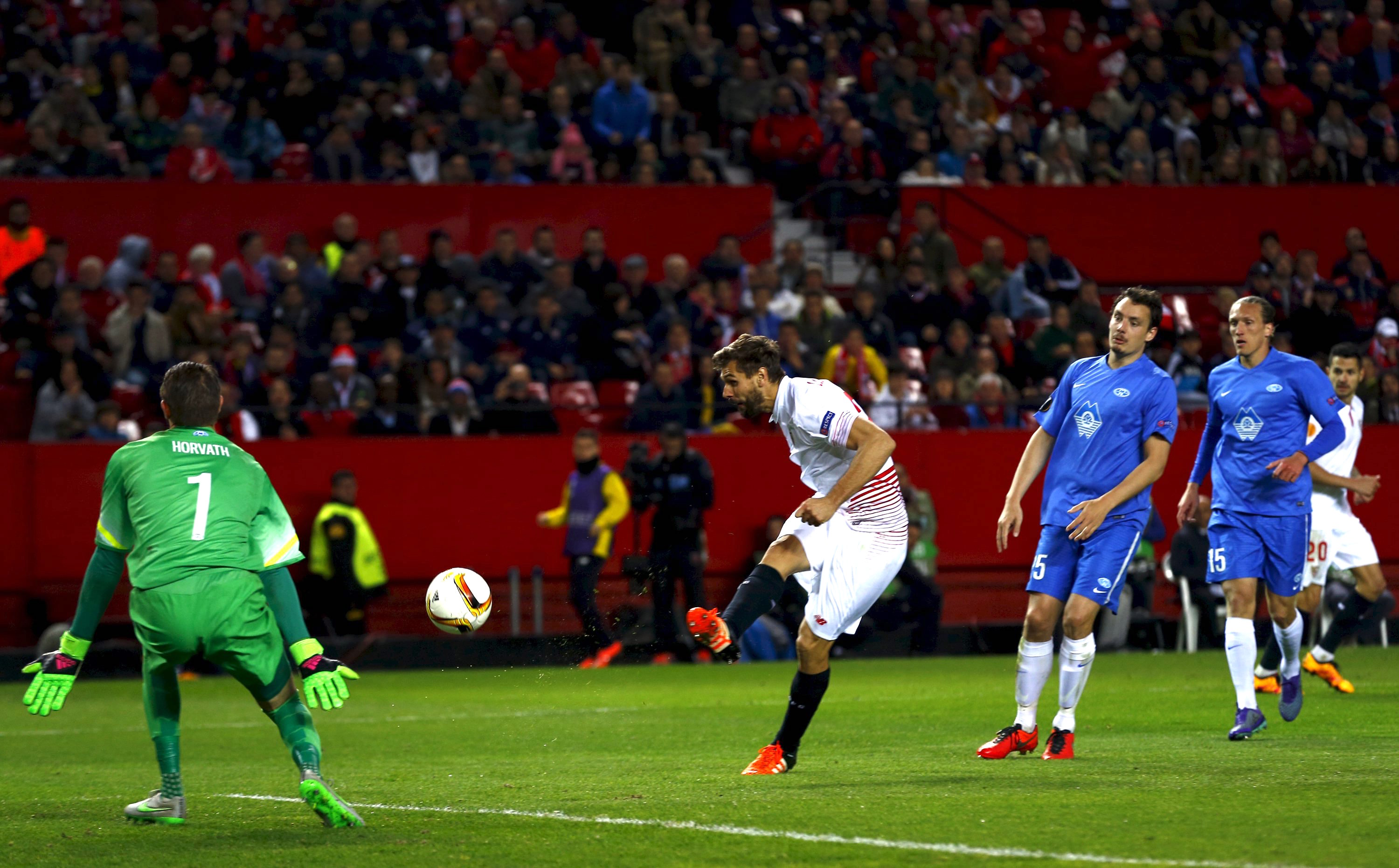 Football Soccer - Sevilla v Molde FK- UEFA Europa League Round of 32 First Leg - Ramon Sanchez Pizjuan stadium, Seville - 18/2/16 Sevilla's Fernando Llorente (C) scores against Molde. REUTERS / Marcelo del Pozo