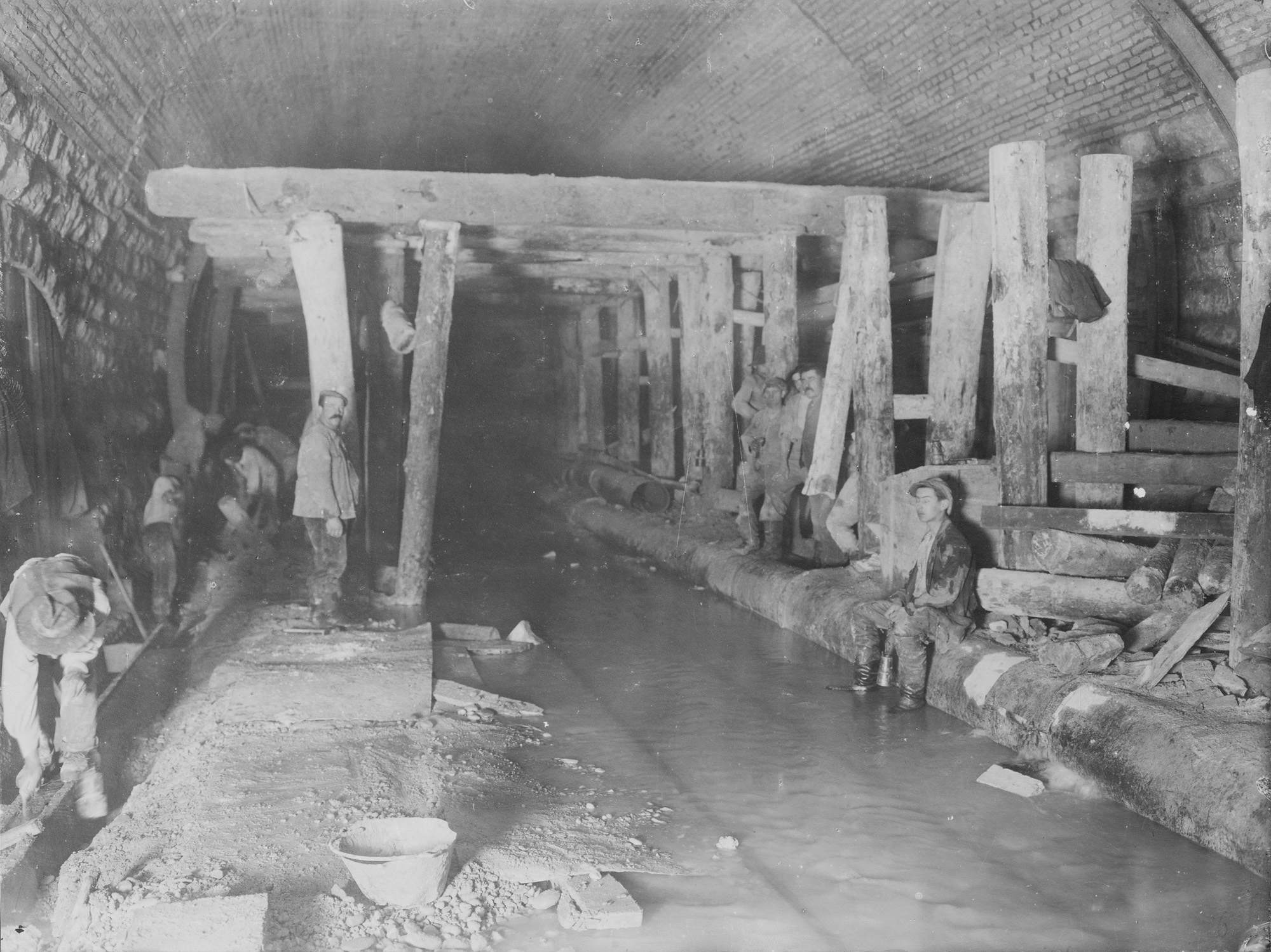 Arbeit unter schwierigen Bedingungen: Wasser im Tunnel.