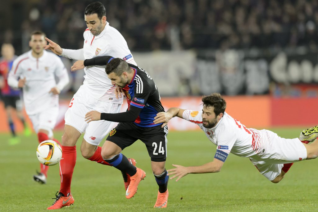 epa05204921 Basel's Renato Steffen (C) fights for the ball against Sevilla's Adil Rami (L) and Sevilla's Coke during the UEFA Europa League Round of 16 first leg soccer match between Switzerland's FC Basel 1893 and Spain's Sevilla Futbol Club at the St. Jakob-Park stadium in Basel, Switzerland, 10 March 2016. EPA/LAURENT GILLIERON