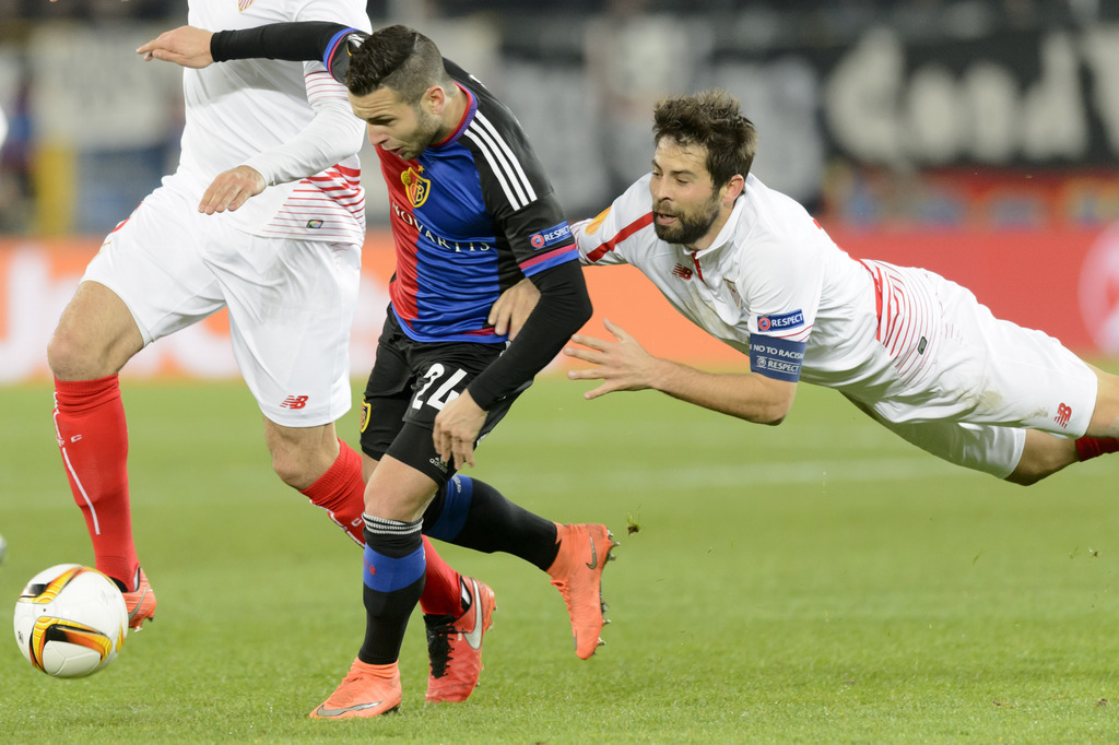Basel's Renato Steffen, left, fights for the ball against Sevilla's Coke, right, during the UEFA Europa League Round of 16 first leg soccer match between Switzerland's FC Basel 1893 and Spain's Sevilla Futbol Club at the St. Jakob-Park stadium in Basel, Switzerland, on Thursday, March 10, 2016. (KEYSTONE/Laurent Gillieron)
