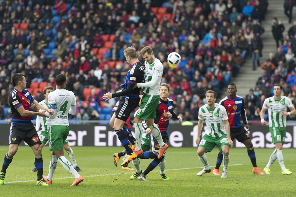 Der Basler Marc Janko, MItte links, lenkt den Freistoss von Luca Zuffi ins Tor ab, im Fussball Meisterschaftsspiel der Super League zwischen dem FC Basel 1893 und dem FC St. Gallen, im Stadion St. Jakob-Park in Basel, am Sonntag, 13. Maerz 2016. (KEYSTONE/Georgios Kefalas)