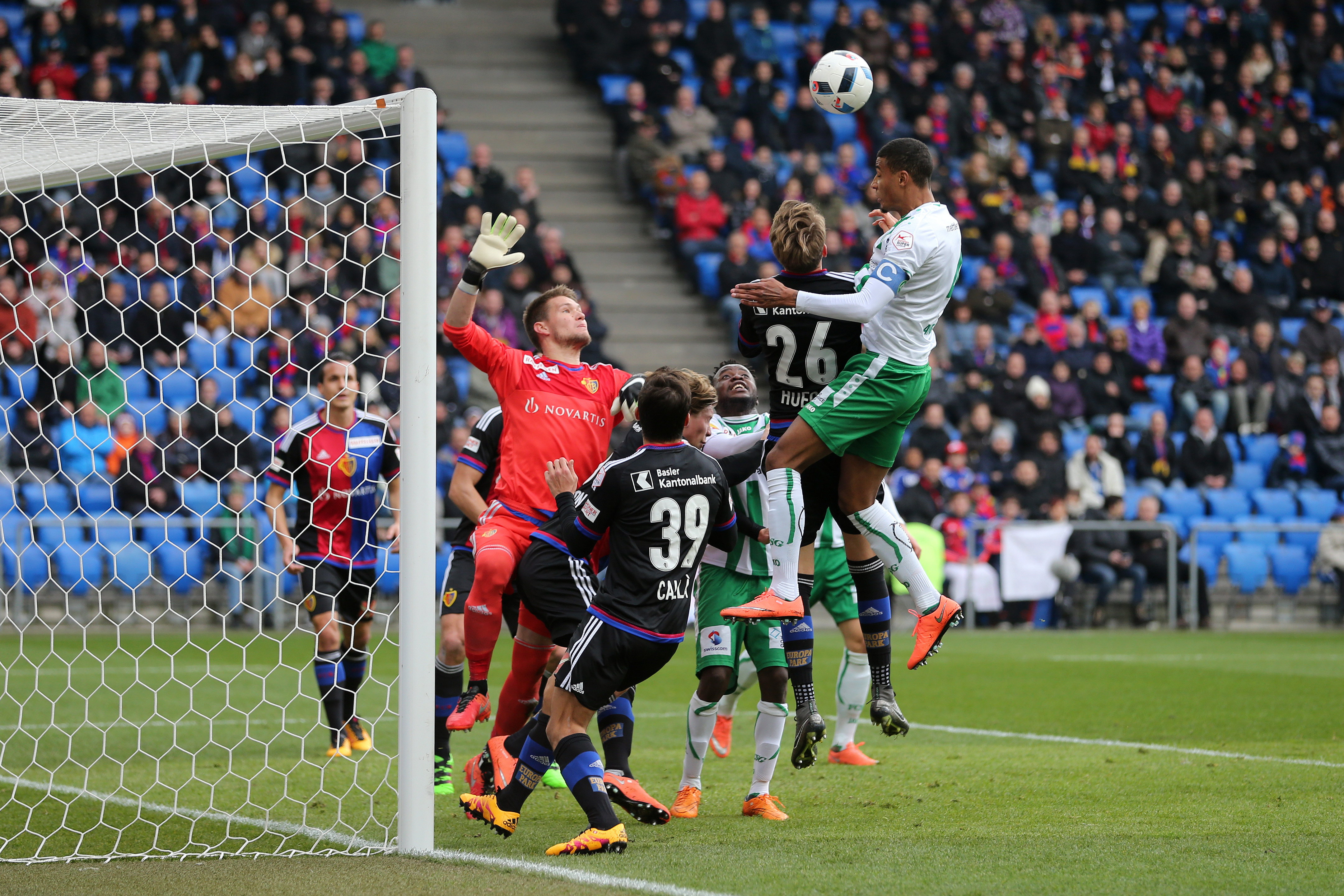 Basel, 13.03.2016, Fussball Super League, FC Basel - FC St. Gallen, Martin Angha (FCSG) trifft zum 1:2. (Giuseppe Esposito/EQ Images)
