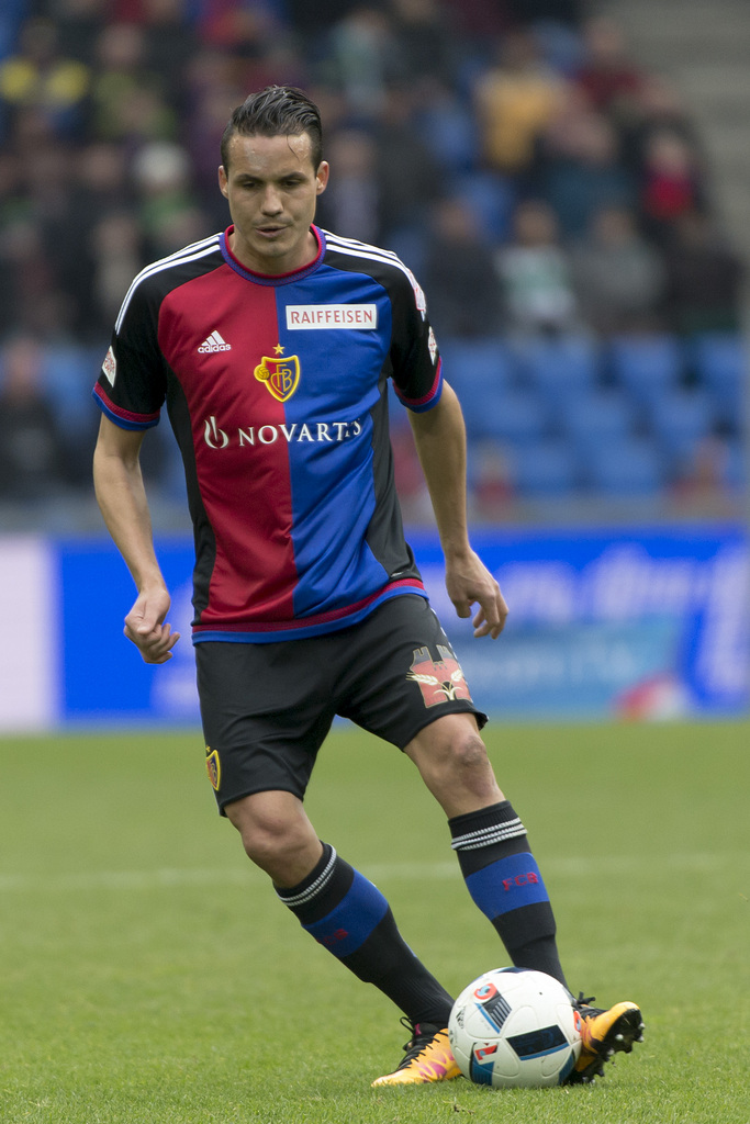 Der Basler Philipp Degen in AKtion im Fussball Meisterschaftsspiel der Super League zwischen dem FC Basel 1893 und dem FC St. Gallen, im Stadion St. Jakob-Park in Basel, am Sonntag, 13. Maerz 2016. (KEYSTONE/Georgios Kefalas)