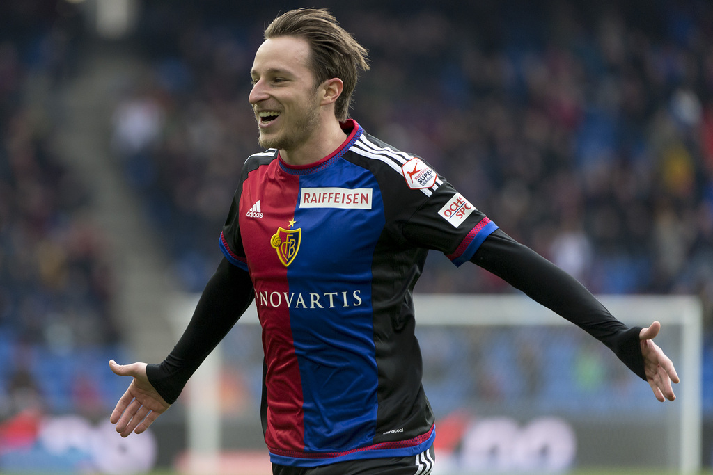 Der Basler Luca Zuffi jubelt nach seinem Freistoss, der zum 2:2-Ausgleich gefuehrt hat, im Fussball Meisterschaftsspiel der Super League zwischen dem FC Basel 1893 und dem FC St. Gallen, im Stadion St. Jakob-Park in Basel, am Sonntag, 13. Maerz 2016. (KEYSTONE/Georgios Kefalas)