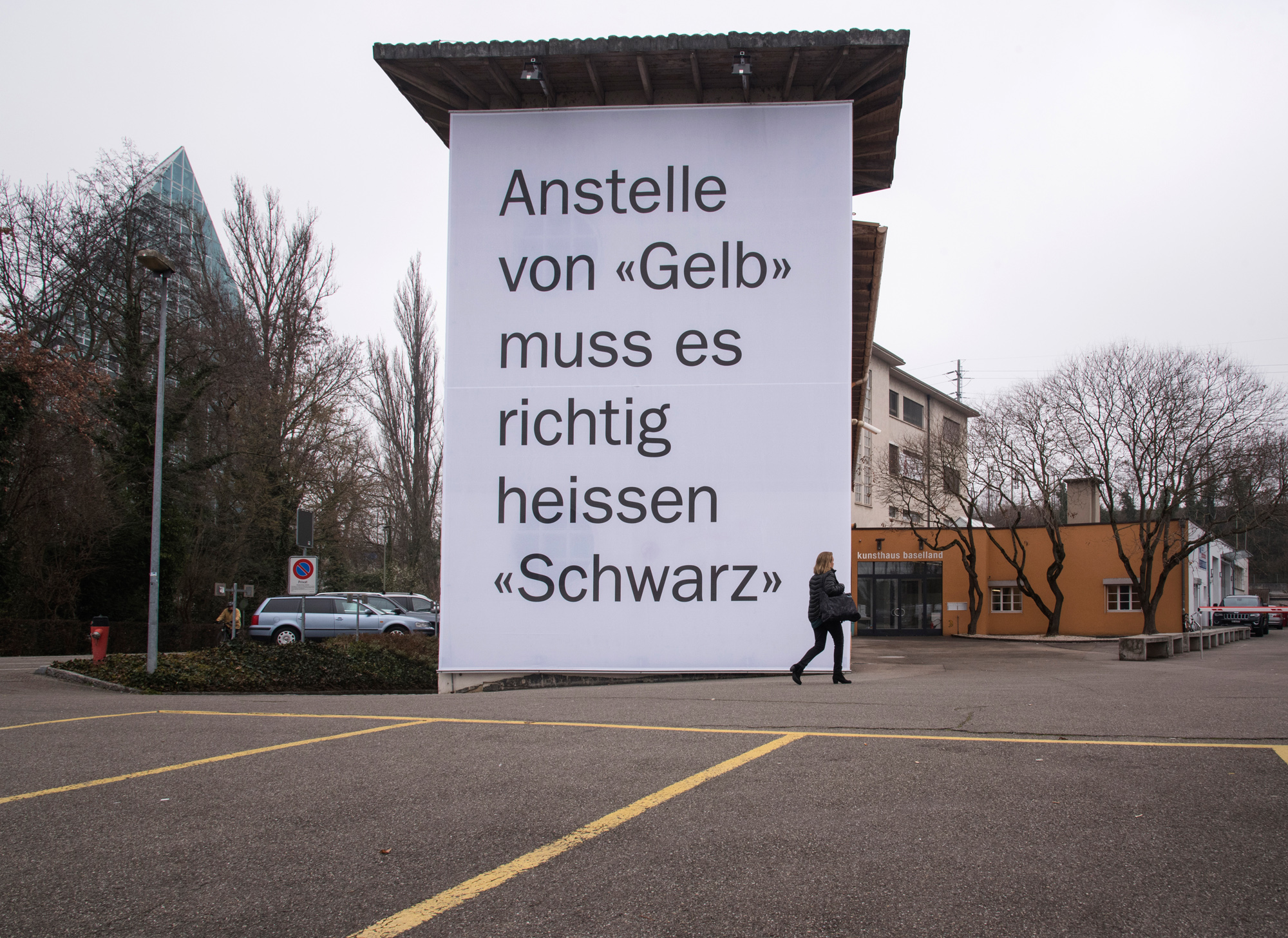 Klare Aussage: Matthias Hubers Projekt an der Aussenfassade des Kunsthaus Baselland.