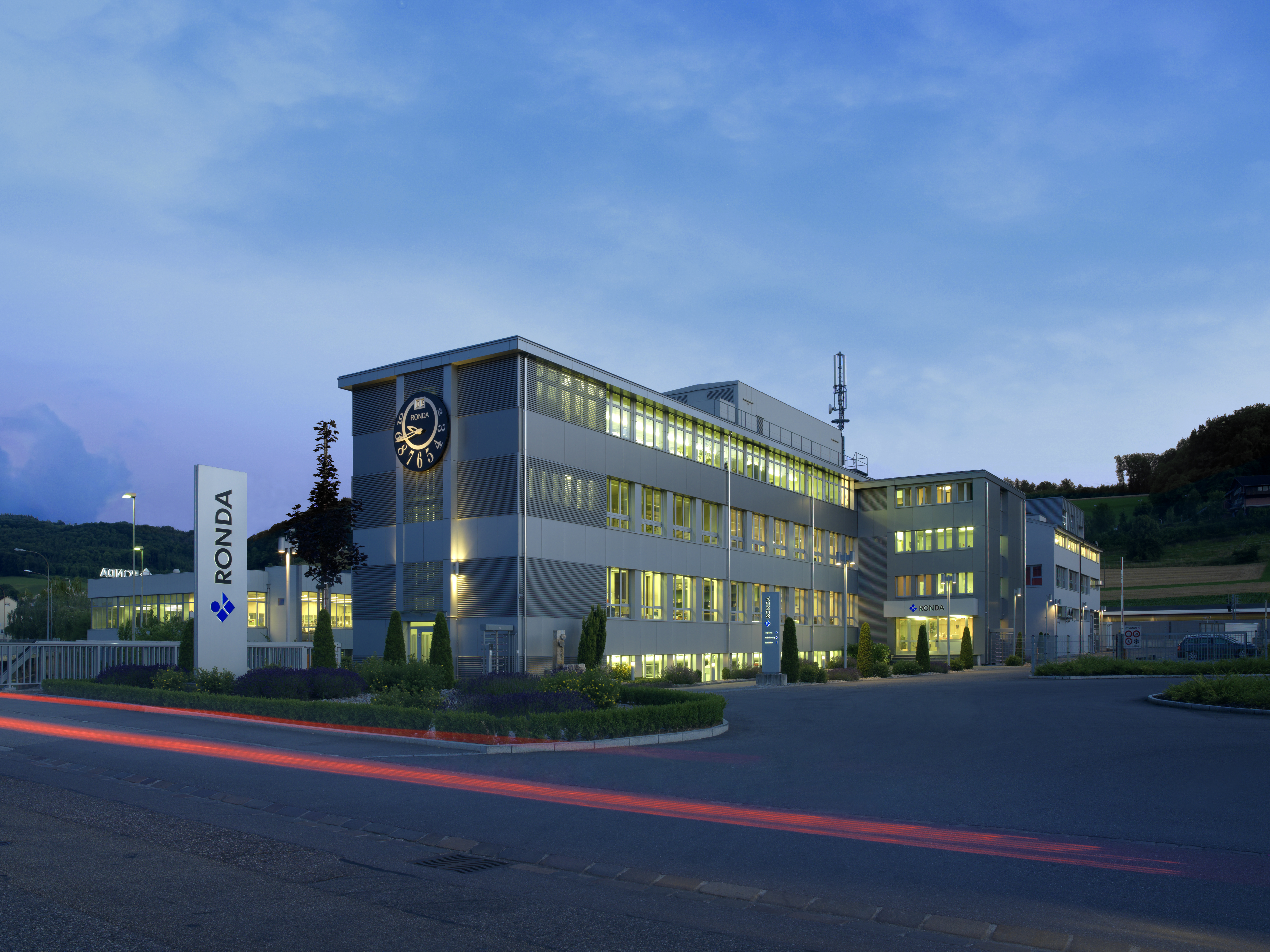 Erst nachdem Zweiten Weltkriegs wurde die Uhrwerkfabrik Ronda in Lausen gegründet, mit 260 Beschäftigten heute der grösste Arbeitgeber in der Baselbieter Uhrenindustrie.
