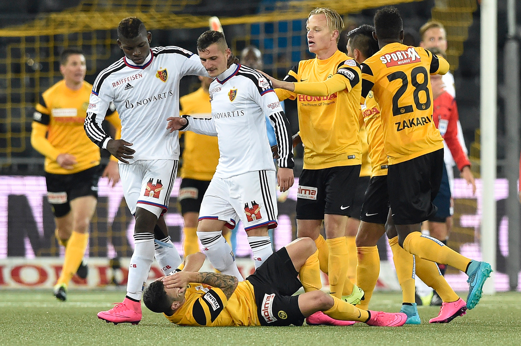 Rudelbildung der Basler Breel Embolo und Taulant Xhaka, mit YBs Renato Steffen und Florent Hadergjonaj nach dem Fussball Meisterschaftsspiel der Super League zwischen den Berner Young Boys und dem FC Basel, am Mittwoch, 23. September 2015, im Stade de Suisse in Bern. (KEYSTONE/Peter Schneider)