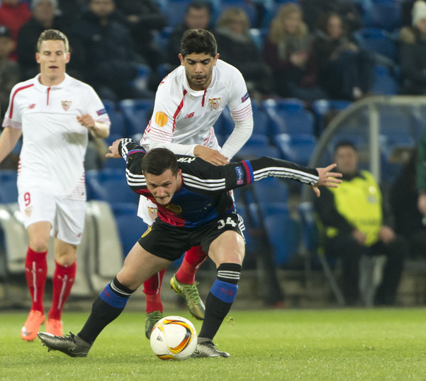 Sevilla's Ever Banega, back, fights for the ball against Basel's Taulant Xhaka, front, during the UEFA Europa League Round of 16 first leg soccer match between Switzerland's FC Basel 1893 and Spain's Sevilla Futbol Club at the St. Jakob-Park stadium in Basel, Switzerland, on Thursday, March 10, 2016. (KEYSTONE/Georgios Kefalas)