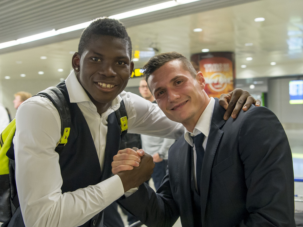 Breel Embolo, left, and Taulant Xhaka, right, of Switzerland's FC Basel 1893 on their arrival at the airport in Lisbon, Portugal, on Wednesday, November 4, 2015. Switzerland's FC Basel 1893 is scheduled to play against Portugal's C.F. Os Belenenses in an UEFA Europa League group I group stage matchday 4 soccer match on Thursday, November 5, 2015. (KEYSTONE/Georgios Kefalas)