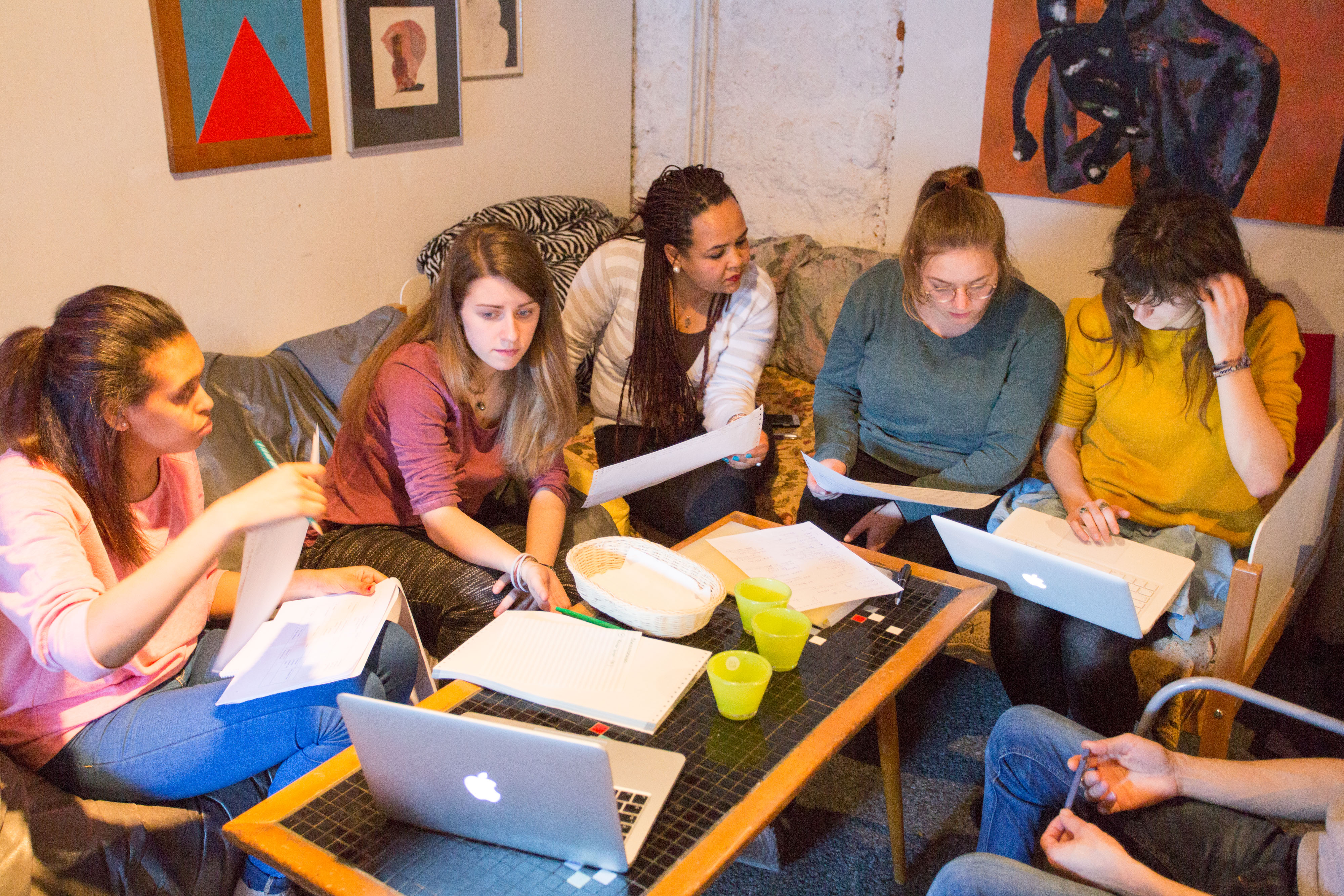 Während dem Intensivwochenende des Redaktionsteams zum Schreiben vom ersten Kapitels: Die einzelnen Gruppen (Layout, Grammatik & Dialog, Übungen) tragen ihr erarbeitetes zusammen. Samri Selassie, Svenja Obrist, Betty (Betelhem) Kassa, Agnes Jezler, Lisa Marti (v.l.n.r.).