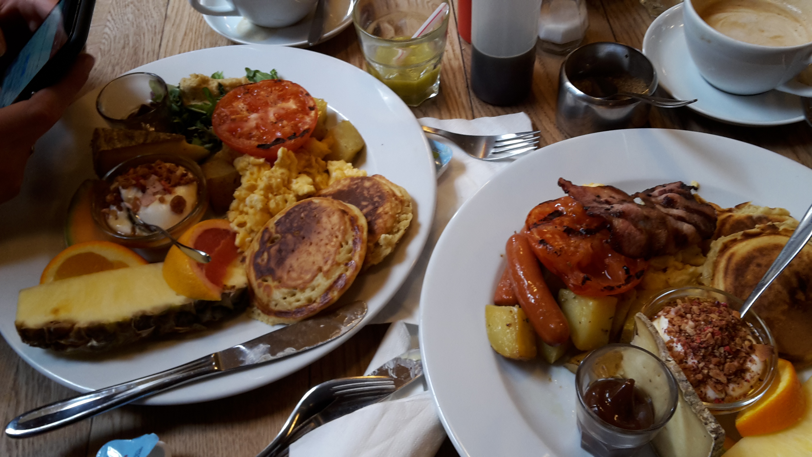 Im «Laundromat» werden köstliche Brunches neben alten Waschmaschinen serviert.