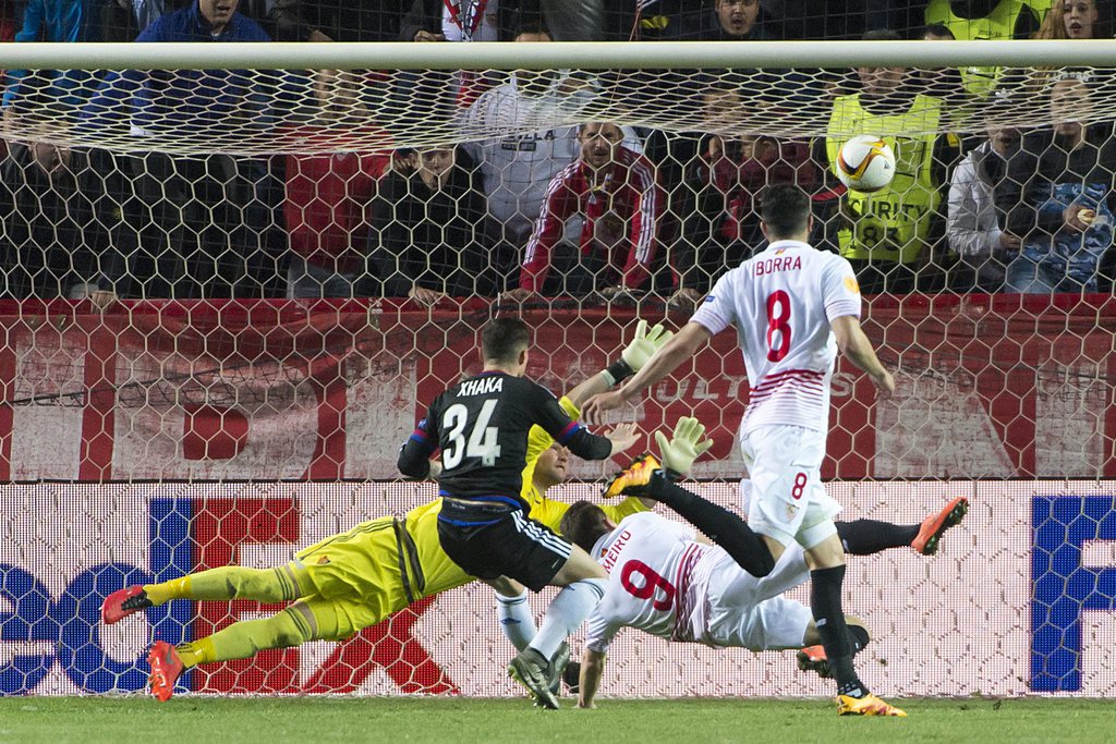 epa05217006 Sevilla's Kevin Gameiro (9) scores the third goal during the UEFA Europa League Round of 16 second leg soccer match between Spain's Sevilla Futbol Club and Switzerland's FC Basel 1893 at the Ramon Sanchez Pizjuan stadium in Sevilla, Spain, on Thursday, March 17, 2016. EPA/GEORGIOS KEFALAS