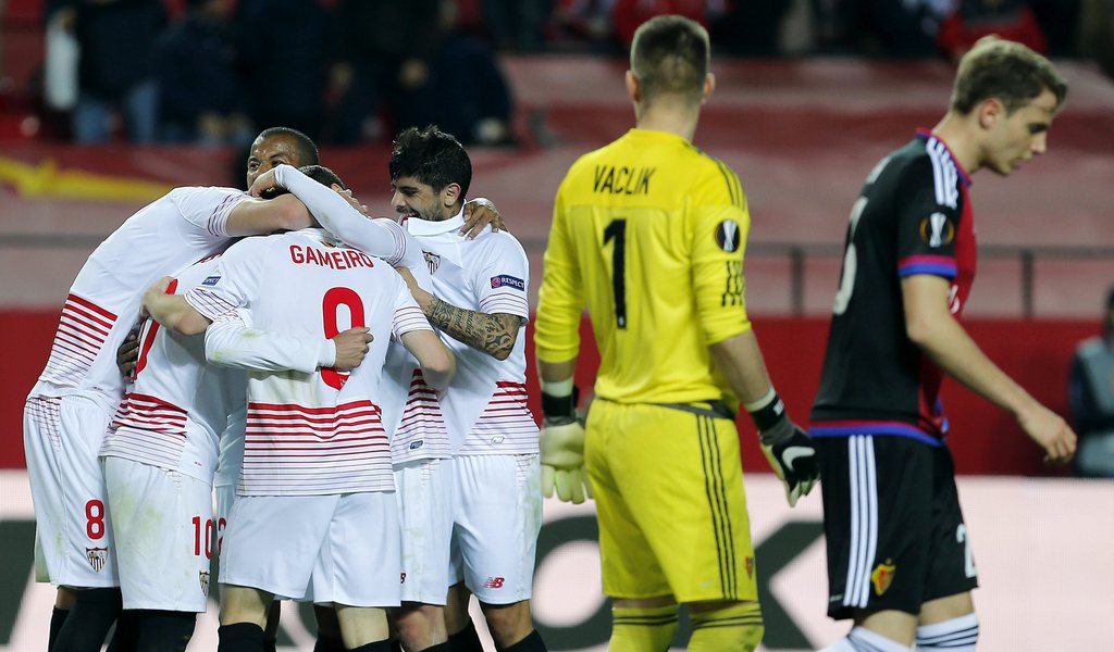 epa05217028 Sevilla FC's French striker Kevin Gameiro (3L) jubilates with his team mates his first goal against FC Basel during their UEFA Europa League Round of 16 second leg soccer match played at Ramon Sanchez Pizjuan stadium in Seville, Spain on 17 March 2016. EPA/JOSE MANUEL VIDAL