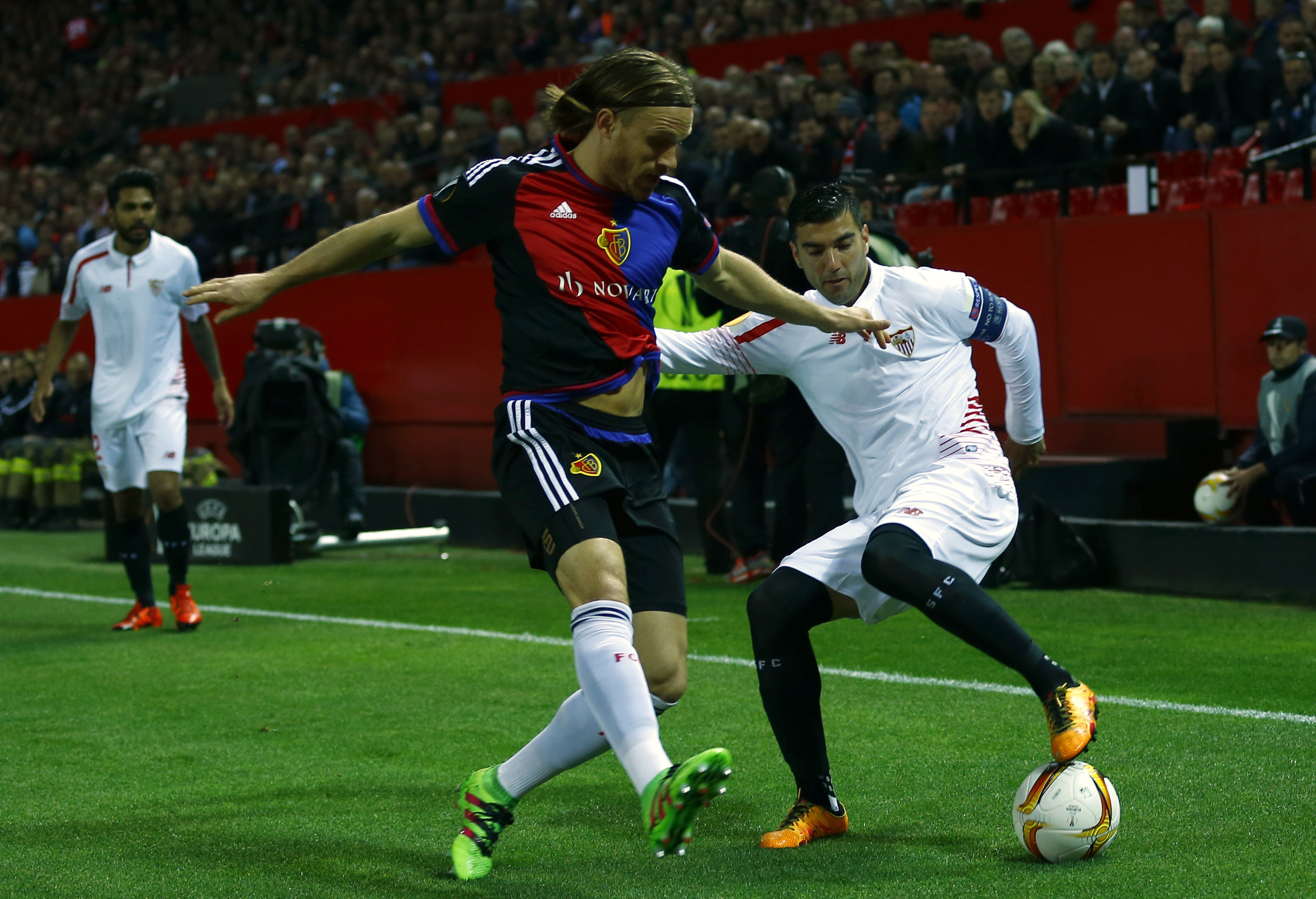 Football Soccer - Sevilla v Basel- UEFA Europa League Round of 16 Second Leg - Ramon Sanchez Pizjuan stadium, Seville - 17/3/16 FC Sevilla's Jose Antonio Reyes (R) and FC Basel's Michael Lang in action. REUTERS / Marcelo del Pozo