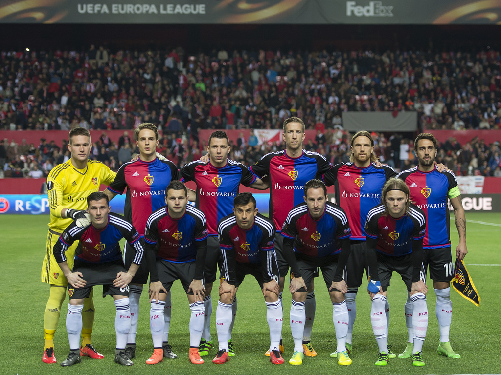 FC Basel's team poses prior to the UEFA Europa League Round of 16 second leg soccer match between Spain's Sevilla Futbol Club and Switzerland's FC Basel 1893 at the Ramon Sanchez Pizjuan stadium in Sevilla, Spain, on Thursday, March 17, 2016. (KEYSTONE/Georgios Kefalas)