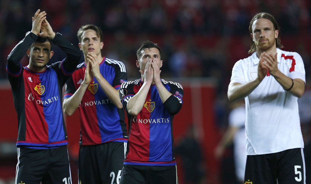 epa05217210 FC Basel players applaud supporters at the end of the UEFA Europa League Round of 16 second leg soccer match between Sevilla and Basel at Ramon Sanchez Pizjuan stadium in Seville, Spain on 17 March 2016. EPA/JULIO MUNOZ