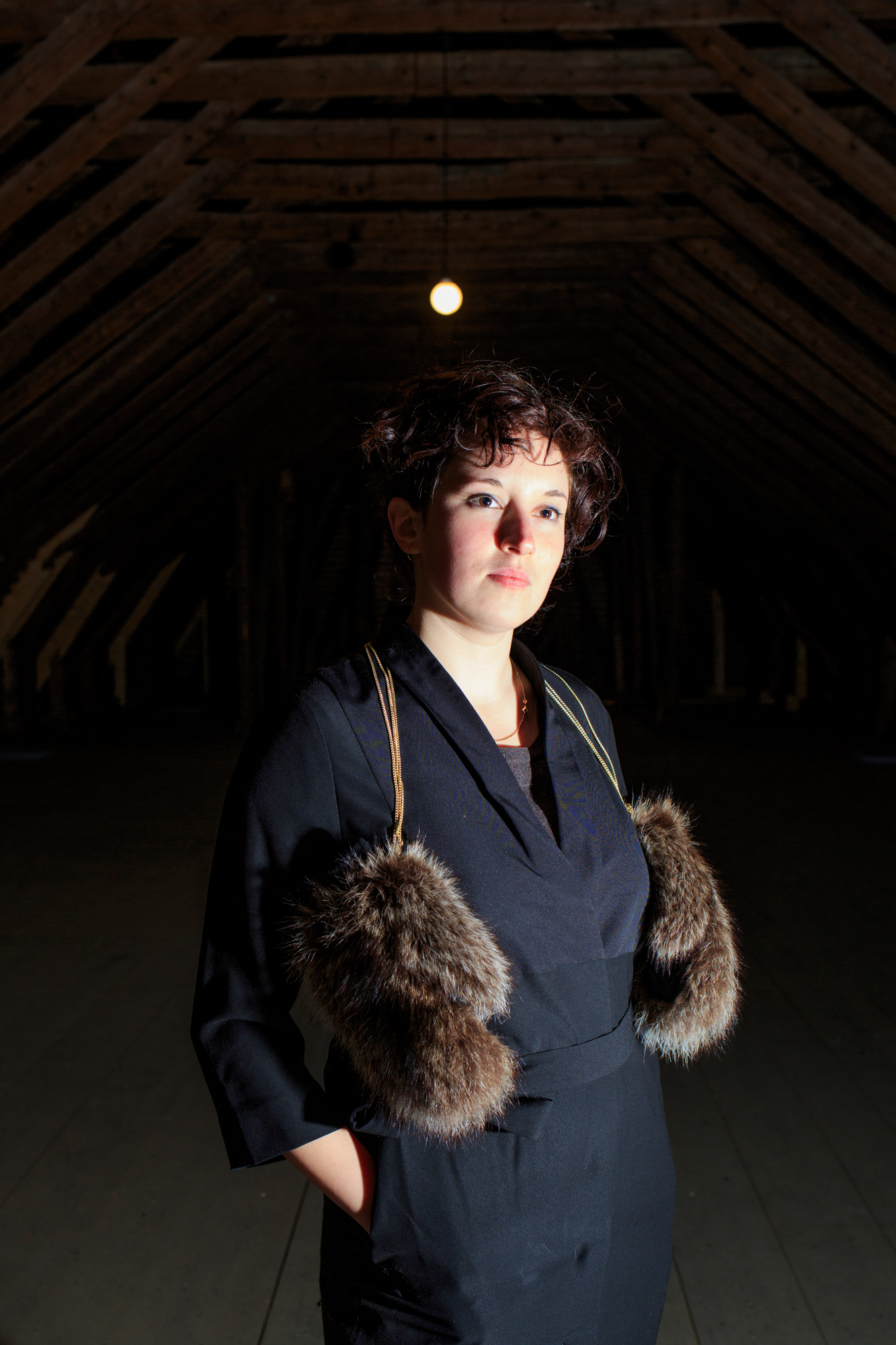Die Künstlerin Deirdre O’Leary im Dachstock des Ausstellungsraums Klingental.