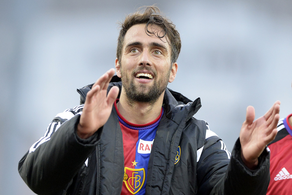 Le joueur balois Matias Delgado, auteur du but contre Sion, celebre la victoire a la fin de la rencontre de footbal de Super League entre le FC Sion et le FC Bale ce dimanche 20 mars 2016 au stade de Tourbillon a Sion. (KEYSTONE/Olivier Maire)